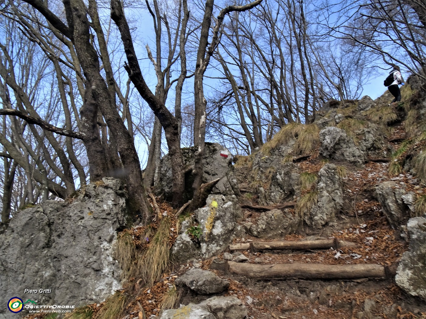 56 In decisa salita per cima Monte Zucco.JPG